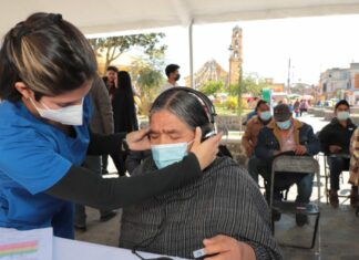 SEDIF entrega aparatos auditivos por “Martes Ciudadano” en Chignautla