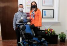 Entrega SEDIF silla de ruedas especializada a adolescente en Chignautla