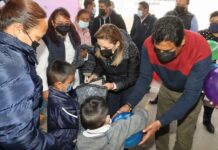 Entregan abrigos a menores de preescolar en San Pedro Cholula