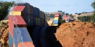 Arizona retira contenedores que servían de muro fronterizo con México