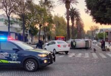 Choque termina con auto volcado en Avenida Juárez Choque