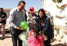 Regidurías de Puebla entregan juguetes en San Miguel Espejo Juguetes