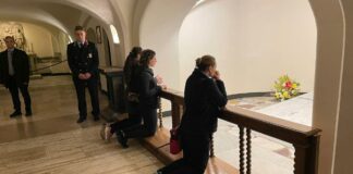 Abren al público tumba de Benedicto XVI en cripta vaticana Tumba