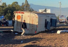 Vuelca camión de peregrinos de Ajalpan; hay 3 muertos y 19 lesionados Camión