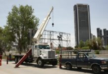 Retiran espectaculares irregulares en Puebla capital