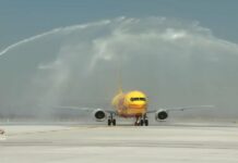 AMLO encabeza llegada del primer vuelo de carga DHL en el AIFA