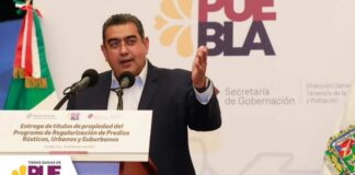 Gobernador entrega escritura a Escuela Normal Superior del Estado en Tehuacán Gobernador