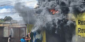 Incendio deja solo daños materiales en recicladora de Puebla Incendio