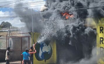 Incendio deja solo daños materiales en recicladora de Puebla Incendio