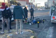 Motociclista queda lesionado tras choque con automóvil en Tierra y Libertad Motociclista