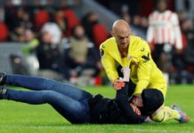 Portero del Sevilla golpea a un aficionado del PSV Portero
