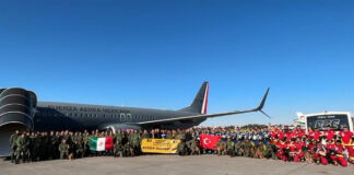 Rescatistas mexicanos llegan a Turquía para ayudar en búsquedas Rescatistas