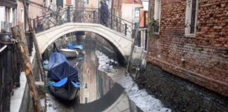 Venecia: Canales se secan por marea baja Venecia