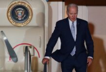 Biden vuelve a tropezar en las escaleras del Air Force One Joe Biden