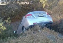 Cerca de Tlaxcala abandonan vehículo en canal de aguas residuales vehículo