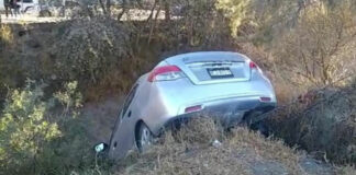 Cerca de Tlaxcala abandonan vehículo en canal de aguas residuales vehículo