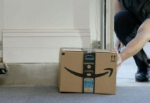 Viral: Repartidor de Amazon entrega pedido a media redada policial Amazon