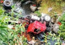 Camión refresquero cae 20 metros en barranco de Chilchotla Camión