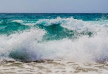 Buscan a poblano arrastrado por el mar en Playa Boca de Pascuales, Colima Colima