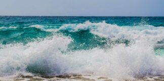 Buscan a poblano arrastrado por el mar en Playa Boca de Pascuales, Colima Colima
