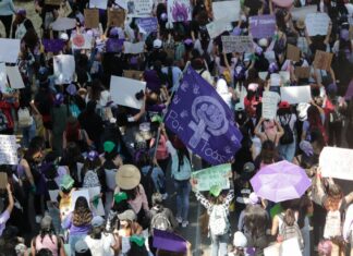 8M: Poblanas marchan contra la violencia en el interior del estado