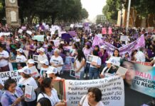 Mujeres de Puebla forman marea morada en el 8M
