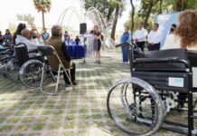 Entrega Paola Angon sillas de ruedas y aparatos auditivos en San Pedro