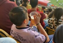 Captan a niño que bebe cerveza en el Estadio Morelos Estadio Morelos