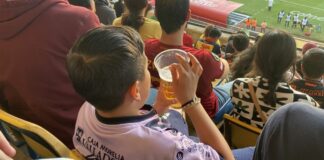 Captan a niño que bebe cerveza en el Estadio Morelos Estadio Morelos