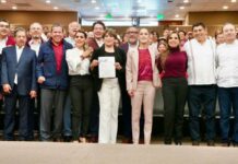 Salomón acude a registro de Delfina Gómez como candidata en Edomex