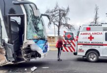 Pasajera de autobús resulta lesionada tras choque con tráiler en Texmelucan Pasajera
