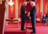 Brian May es nombrado caballero por el Rey Carlos III Queen