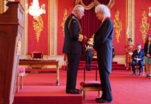 Brian May es nombrado caballero por el Rey Carlos III Queen