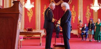 Brian May es nombrado caballero por el Rey Carlos III Queen