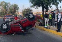 Joven choca su auto contra árbol y vuelca en Calzada Zaragoza Vehículo