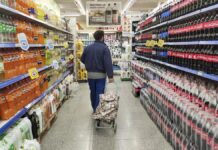 Chilenos aprovechan devaluación argentina para hacer compras Chilenos