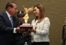 Recibe Gaby Bonilla galardón por labor altruista en Puebla