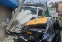 Torton sin frenos choca contra casa en colonia 5 de Mayo