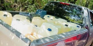 Huachicolero cae con 17 camionetas repletas de bidones en Huauchinango Huachicolero