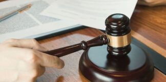 Padre demanda a su hija por floja y gana juicio Padre