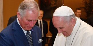 Papa Francisco regala fragmentos de la cruz de Cristo al rey Carlos III Papa Francisco