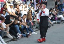 Payasos sin permiso para trabajar en Zócalo: Rivera Payasos