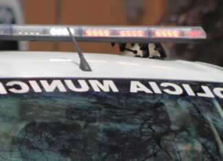 Mujer da “criztalazo” a tienda de gorras y ropa en Avenida Juárez Policías