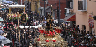 Procesión de Viernes Santo reúne a miles de devotos en Puebla capital Procesión