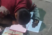 Niño se hace viral por vender dulces mientras hace su tarea niño