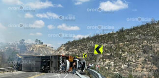Nodriza vuelca y aplasta vehículo familiar en la Amozoc-Perote nodriza