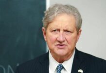 México declara persona non grata al senador de Luisiana, John Kennedey