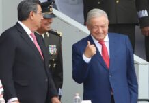 Con regocijo AMLO encabeza desfile por Batalla de Puebla