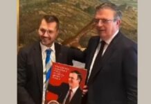 Ebrard recibe libro con más de 2 mil propuestas ciudadanas de Puebla
