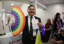 Emiten el primer pasaporte no binario en México